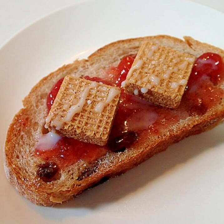 苺ジャムとウエハースのミルキーバニラフランスパン